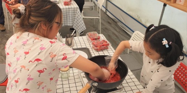 4. 지난 11일 나들이 프로그램에 참여한 아이들이 아침애 딸기 농장에서 딸기잼 만들기 체험을 하고 있는 모습.JPG