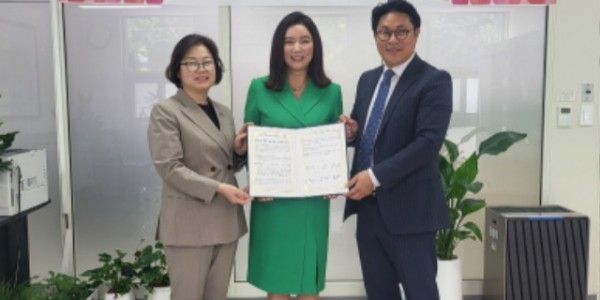 10. 지난 10일 박준상(사진 오른쪽) 보정동지역사회보장협의체 민간위원장과 김선명 단국대 문화예술대학원 예술치료 전공 주임교수(사진 가운데)가 예술치료 지원협약을 체결했다. 사진 왼쪽은 이경숙 보정동장..jpg