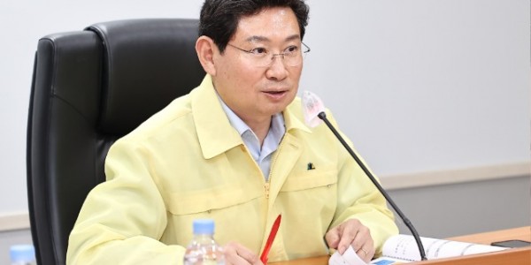 9-2. 이상이 용인특례시장이 12일 여름철 자연재난 대비회의에서 수해 재발을 막기 위한 대책 마련을 주문하고 있다.jpg