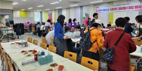 5-1. (사)경기도여성단체협의회 용인시지회가 취약계층 어르신들에게 직접 준비한 음식을 대접하고 있는 있다..jpeg