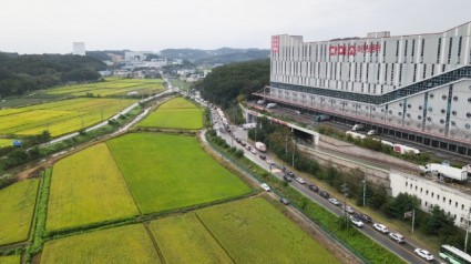 1. 용인특례시 처인구 남사읍 북리 608-23번지 일원 국지도 82호선에 차량이 정체를 빚고있다-2.jpg