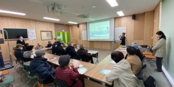 2. 용인특례시가 _2023년 경기도 미세먼지 저감 우수 시군 평가_에서 2년 연속 최우수 기관으로 선정됐다. 용인특례시가 미세먼지 집중관리구역 내 미세먼지 취약계층을 대상으로 교육을 실시하고 있다..jpg