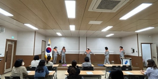 10. 구성동 직원들이 응급처치 교육을 받고 있는 모습.jpg