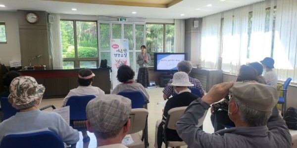 6-1. 용인특례시 기흥구 보정동이 16일 ‘찾아가는 어르신 건강교실’ 프로그램을 진행했다..jpg