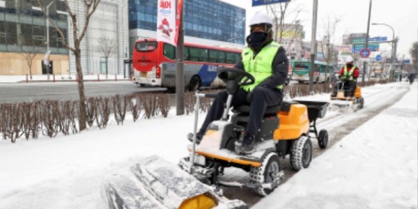 1. 용인특례시 처인구 역북동 일원 인도에 쌓인 눈을 제설기로 치우고 있다..jpg