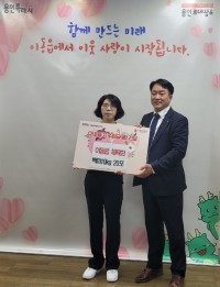 10-2. 이동읍 체육회(회장 임창수)가 어려운 이웃을 위해 10kg짜리 쌀 20포를 읍에 기탁했다..jpg