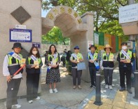 11-2. 삼가동 청소년지도위원회가 16일 삼가초등학교 정문에서 고학년 대상 아동·청소년 선도 캠페인을 진행했다..jpeg