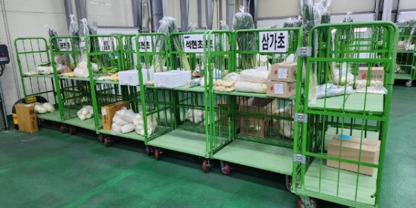 1. 용인특례시가 유치원에 다니는 어린이에게도 신선한 제철 과일을 간식으로 제공하기로 했다. 사진은 관내 초등학교로 보낼 식자재에 대한 작업이 이뤄지고 있는 현장..jpg