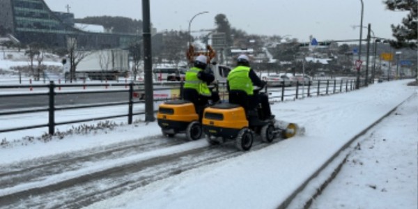 1-1. 용인특례시청이 지난 겨울 진행한 인도제설작업 모습.jpg