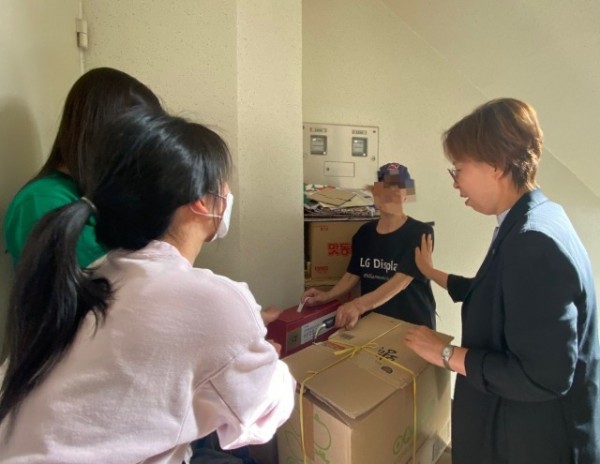 8. 죽전1동 관계자들이 취약계층 이웃에 건강음료를 전달했다.jpg