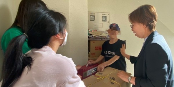 8. 죽전1동 관계자들이 취약계층 이웃에 건강음료를 전달했다.jpg