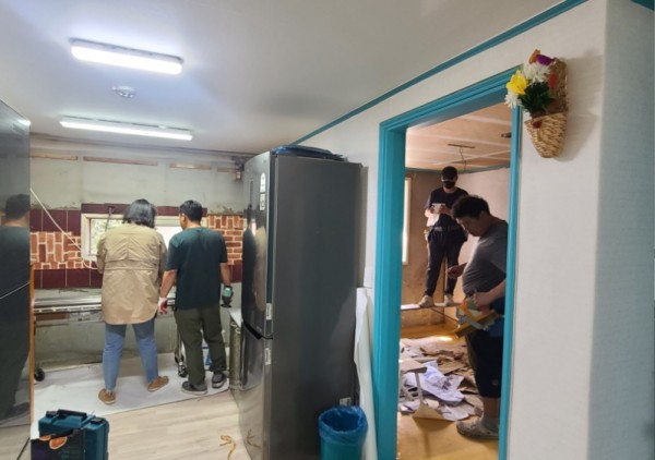 9. 동백3동지역사회보장협의체가 25일 저소득 가정에 도배 및 싱크대 교체를 지원했다..jpg