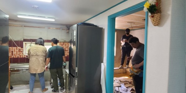 9. 동백3동지역사회보장협의체가 25일 저소득 가정에 도배 및 싱크대 교체를 지원했다..jpg