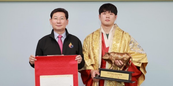 11-1. 25일 용인시청 씨름단 박민교 한라장사 등극 봉납식에 참석한 이상일 용인특례시장(왼쪽)과 박민교 장사(오른쪽).JPG