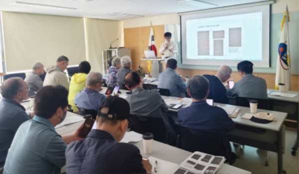 4. 성복동 노인회분회가 어르신을 대상으로 스마트폰 활용 교육을 했다.jpg