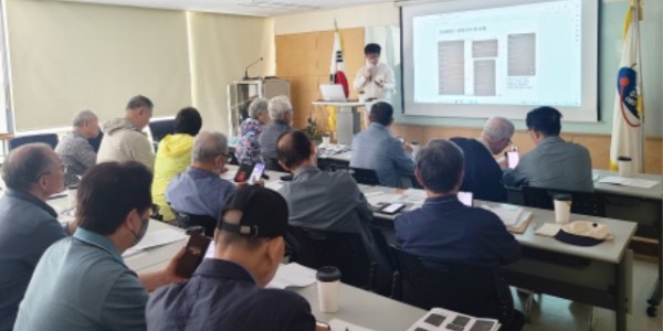 4. 성복동 노인회분회가 어르신을 대상으로 스마트폰 활용 교육을 했다.jpg