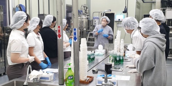 4-2. 용인바이오고등학교 바이오식품과 학생들이 탄산 음료 가공 식품 제조 체험을 하기 위해 담당자로부터 설명을 듣고 있는 모습.jpg