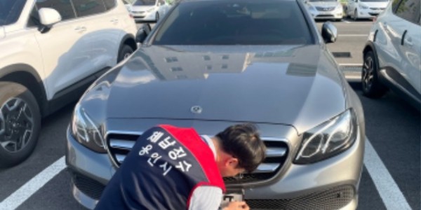 5-1. 용인시 체납관리단이 관내 한 주차장에서 체납 차량 번호판을 영치하고 있는 모습.jpg
