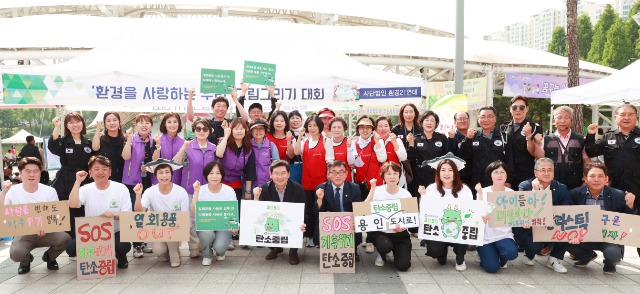 10-1. 이상일 용인특례시장이 2일 동백호수공원에서 열린 제28회 환경의 날 기념행사에서 시 의장, 시 의원들과 피켓을 들고 화이팅을 외치고 있다..jpg