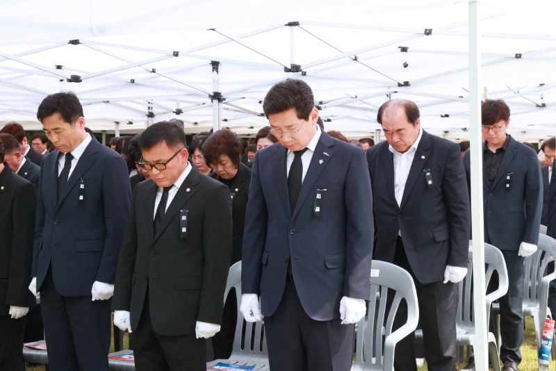 7-4. 6일 처인구 김량장동 현충탑에서 열린 제68회 현충일 추념식에서 묵념하고 있는 이상일 용인특례시장과 내빈들의 모습.jpg