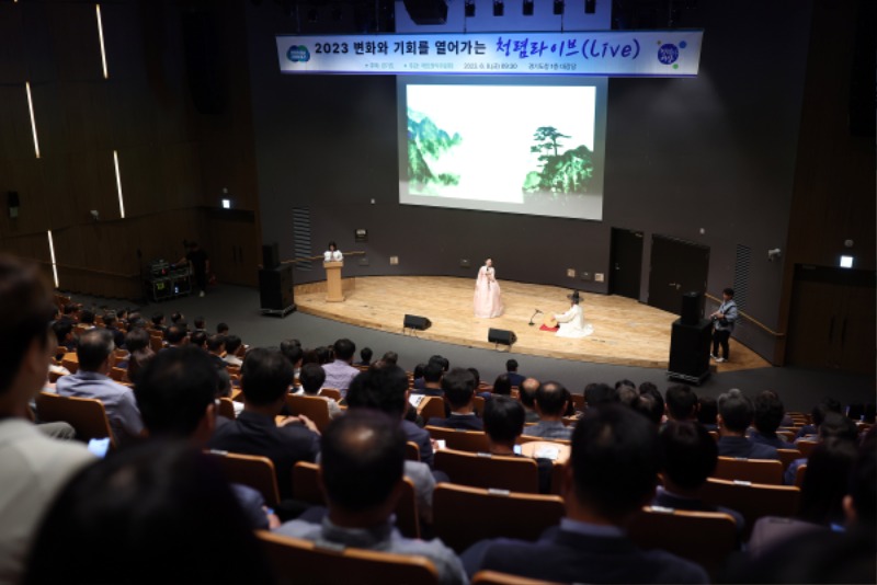 9일 오전 경기도청 대강당에서 열린 2023 변화와 기회를 열어가는 청렴라이브(Live) 에서 조애란 강사가 청렴 판소리 공연을 하고 있다..jpg