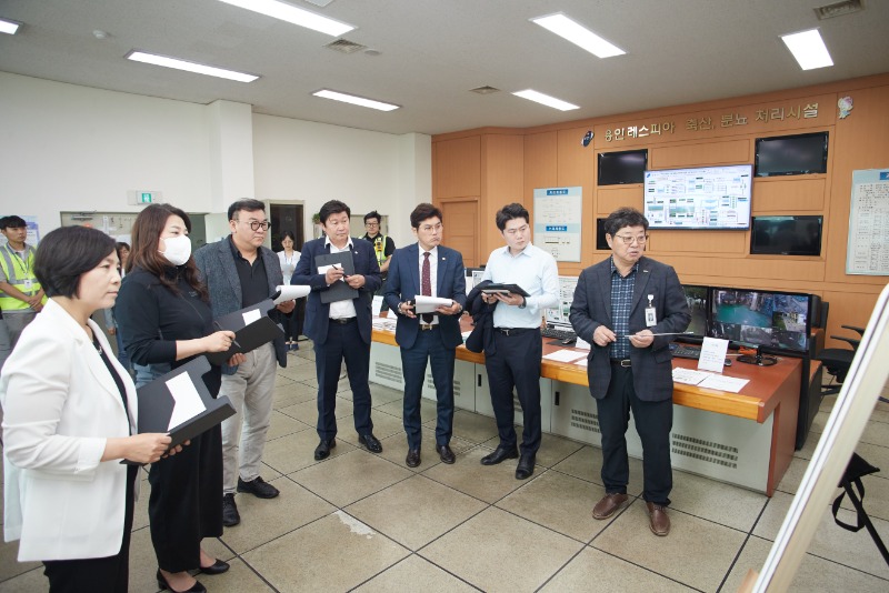 20230609 용인특례시의회 경제환경위원회, 용인레스피아 축산동 분뇨처리시설 방문(1).jpg