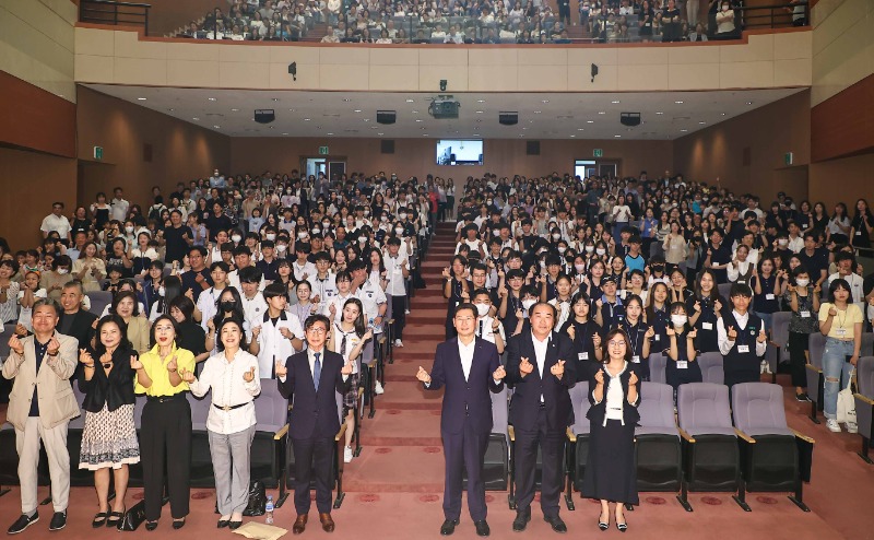 7-2. 12일 열린 용인시장학재단 장학증서 수여식에 참석한 이상일 용인특례시장과 용인시장학재단 관계자 및 학생들의 모습.jpg