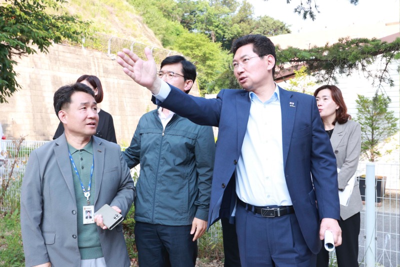 1-2. 이상일 용인특례시장이 기흥구 마북동의 구성중학교와 구성고등학교 통학 안전 대책을 지시하고 있다..jpg