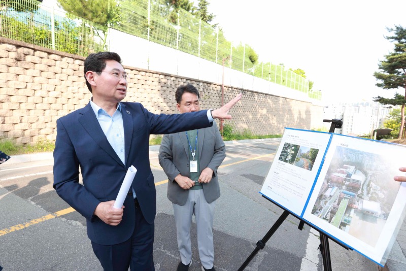 1-3. 이상일 용인특례시장이 14일 구성중학교와 구성고등학교 통학안전 대책 계획을 설명하고 있다..jpg