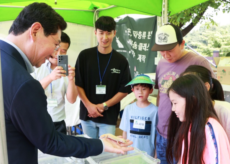 5-2. 이상일 용인특례시장이 17일 농촌테마파크에서 열린 ‘곤충아, 친구하자! 용인 곤충 페스티벌’에서 곤충 체험을 하고 있다..jpg