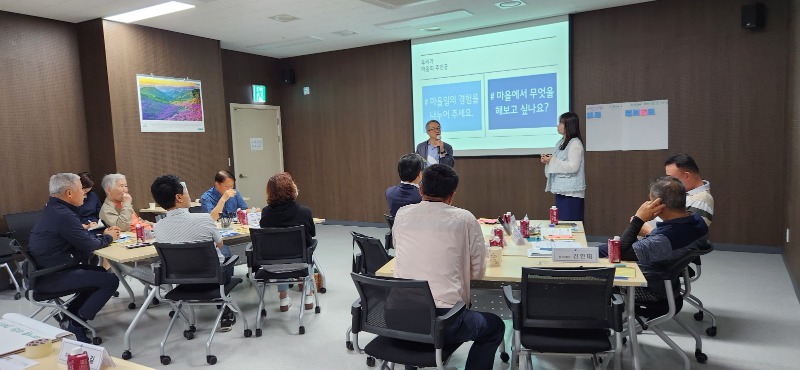 6-1. 지난 4월 처인구 양지면 주민들이 주민자치학교에 참여해 토론을 하고 있다.jpg