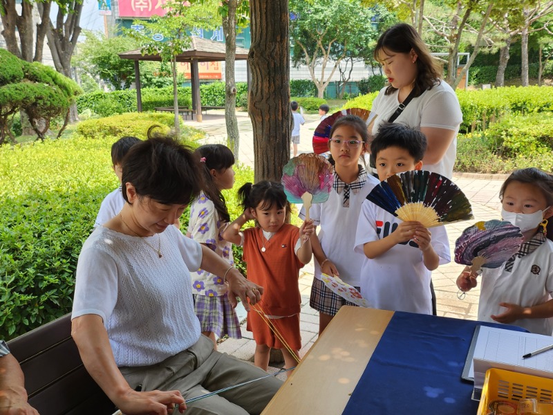 4-1. 용인시예절교육관이 한국의 명절 _단오_ 풍속을 체험할 수 있는 프로그램을 마련했다..jpg