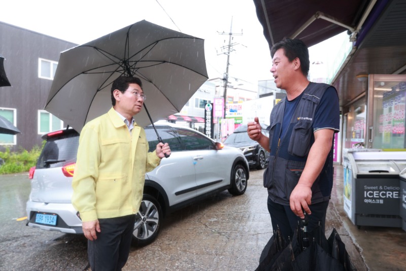 8-5. 이상일 용인특례시장이 29일 고기교 점검 후 그 일대에서 만난 시민과 대화를 나누고 있다..jpg