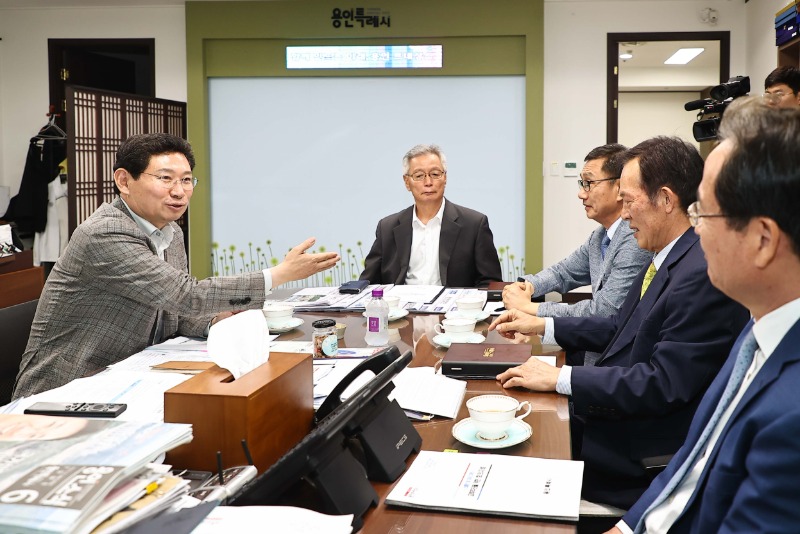 3-3. 이상일 용인특례시장(왼쪽)이 국제명예자문관 위촉 후 관계자들과 면담을 나누고 있다.jpg