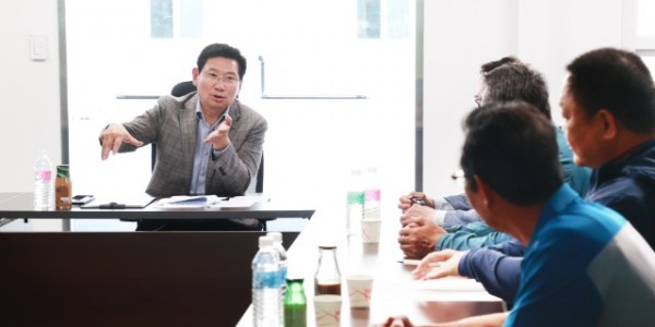 1-1. 이상일 용인특례시장이 31일 용인 에코타운 조성 공사 현장에서 주민대표 등과 건의 사항을 듣고 대화를 나누고 있다..jpg