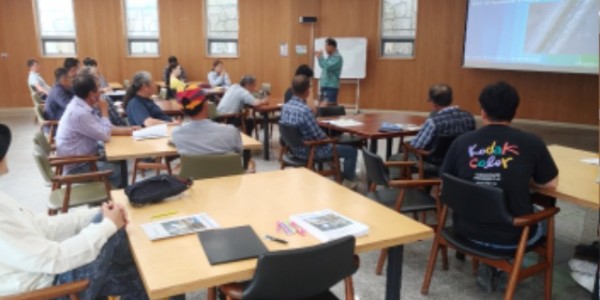 7-1. 관내 농업인들이 용접 이론교육을 받고 있는 모습.jpg