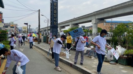 6-1. 처인구보건소는 지역 협업기관과 함께 지난 1일 김량장동 용인중앙시장과 금학천 일대에서 흡연의 폐해를 알리는 캠페인을 열고 담배꽁초를 줍는 플로깅 행사를 열었다..jpg