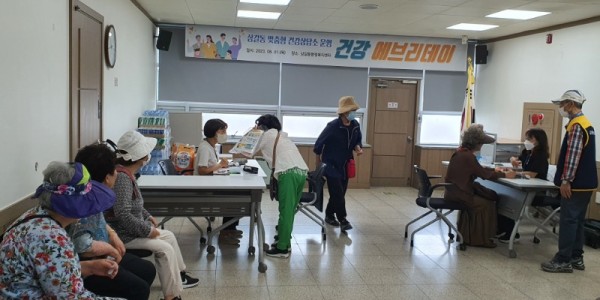 8. 상갈동이 1일 행정복지센터에서 건강 취약계층을 대상으로 건강상담소를 운영했다..jpeg