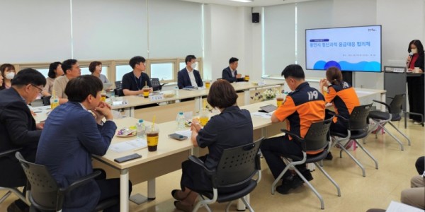 4. 용인특례시는 지난 1일 기흥구 치매안심센터 늘봄실에서 정신 응급 상황에 대비하고 유관 기관 간 협력체계 강화를 위해 ‘정신응급대응 협의체’ 회의를 개최했다..jpg