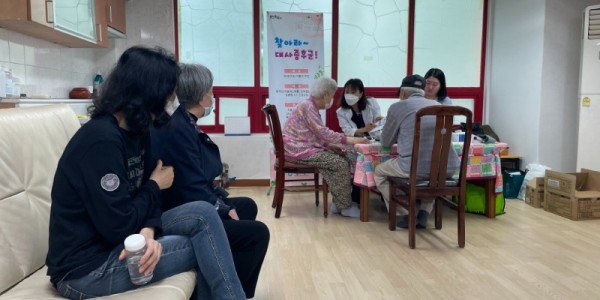 4. 동백1동이 저소득층을 대상으로 ‘월 1회 찾아가는 검진 서비스’를 제공한다. 사진은 지난달 검진 서비스 행사 모습..jpeg