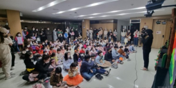1. 지난 해 용인특례시가 힐숲도서관에서 진행한 공연에 어린이들이 참여해 즐겁게 관람하고 있다.jpg