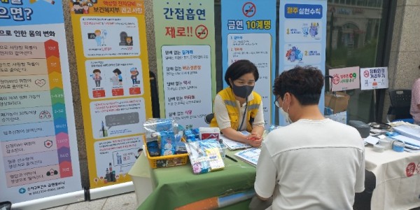 7. 수지구보건소가 관내 공동주택 단지에서 찾아가는 금연, 절주 캠페인을 진행하고 있는 모습.jpeg