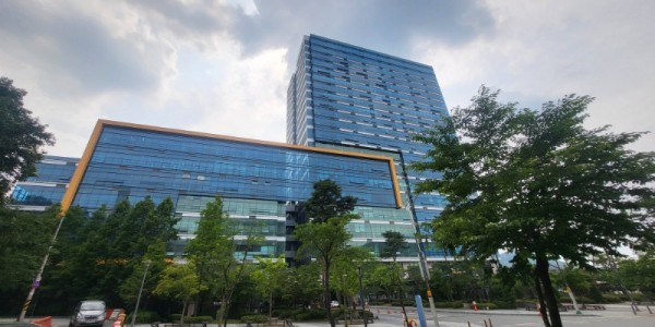 3. 용인특례시가 지식산업센터 내 불법주거 실태를 점검한다. 사진은 관내 한 지식산업센터 전경.jpg