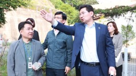 1-2. 이상일 용인특례시장이 기흥구 마북동의 구성중학교와 구성고등학교 통학 안전 대책을 지시하고 있다..jpg