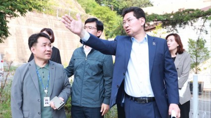 1-2. 이상일 용인특례시장이 기흥구 마북동의 구성중학교와 구성고등학교 통학 안전 대책을 지시하고 있다..jpg