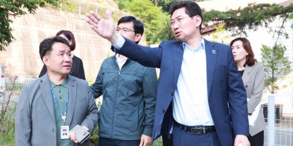 1-2. 이상일 용인특례시장이 기흥구 마북동의 구성중학교와 구성고등학교 통학 안전 대책을 지시하고 있다..jpg