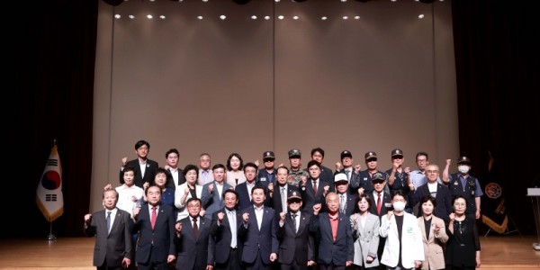 6-1. 이상일 용인특례시장(앞줄 왼쪽에서 다섯번째)을 비롯한 참석자들이 14일 용인시청 에이스홀에서 열린 월남전 참전 기념식 행사에서 기념촬영을 하고 있다..JPG