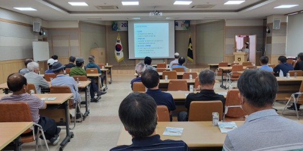 4. 용인특례시가 15일 백옥쌀 GAP 단지 참여 농업인을 대상으로 교육을 진행했다..jpeg