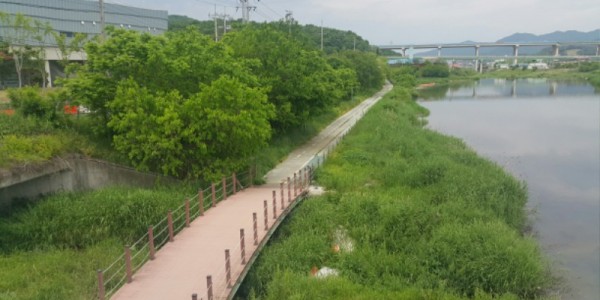 1. 용인특례시가 중첩규제를 받고 있는 처인구 포곡읍 일대에 대한 이중 규제를 해제하기 위해 적극적인 행보를 하고 있다. 사진은 수변구역으로 지정돼 있는 포곡읍 일대..jpg