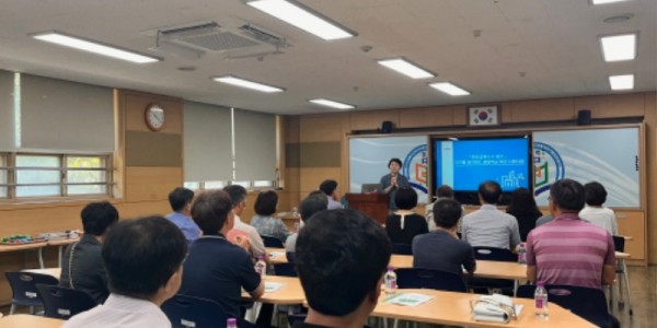 6. 지난 16일 강원도 강릉교육지원청 중등 교감단이 동백중학교를 방문해 학교 환경교육 현황에 대해 듣고 있다..jpg